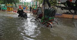 বৃষ্টিতে ঢাকার বিভিন্ন সড়কে জলাবদ্ধতা, ভোগান্তি নগরবাসীর