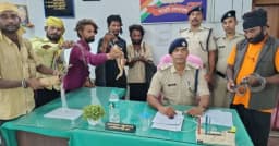 চলন্ত ট্রেনে সাপ দেখিয়ে টাকা আদায়ের অভিযোগে আটক ৬
