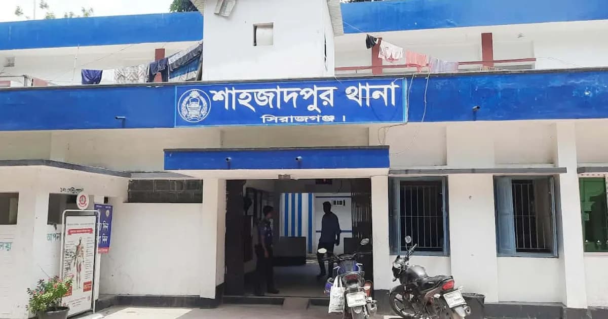 শাহজাদপুরে ছাত্রদল নেতার নেতৃত্বে থানায় হামলা, পুলিশের ফোন ভাঙচুর