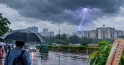 ঢাকায় আজ বজ্রসহ হালকা বৃষ্টির সম্ভাবনা, কমতে পারে তাপমাত্রা