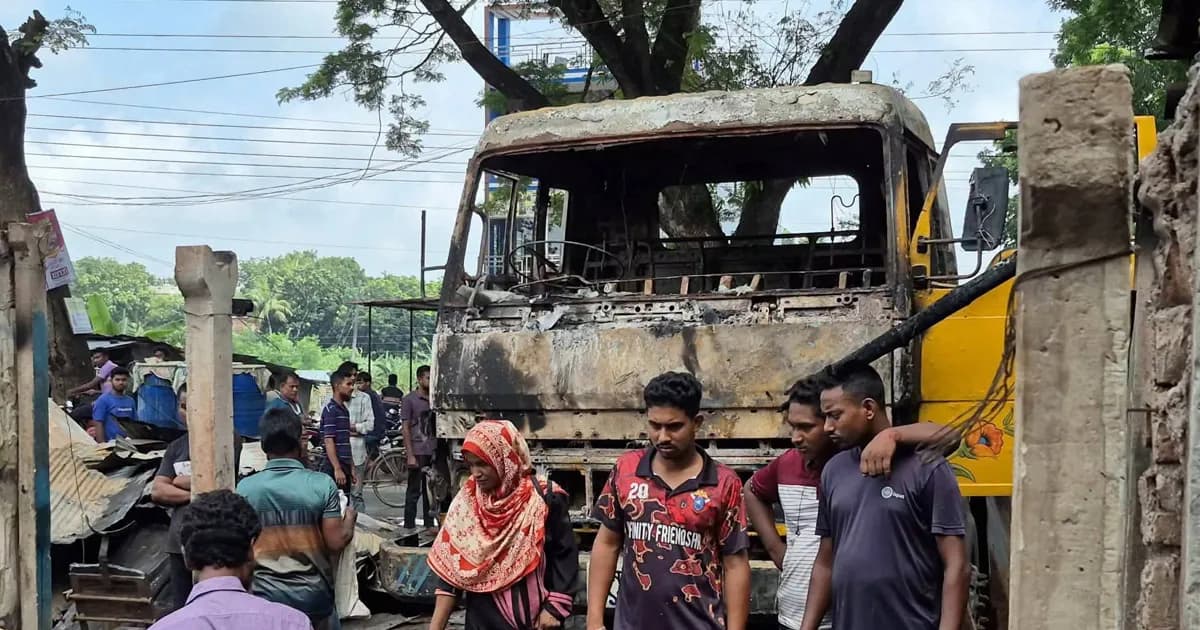 মহেশপুরে ভয়াবহ আগুনে পুড়ে ছাই সাত দোকান, পাশে এমপি-প্রশাসন