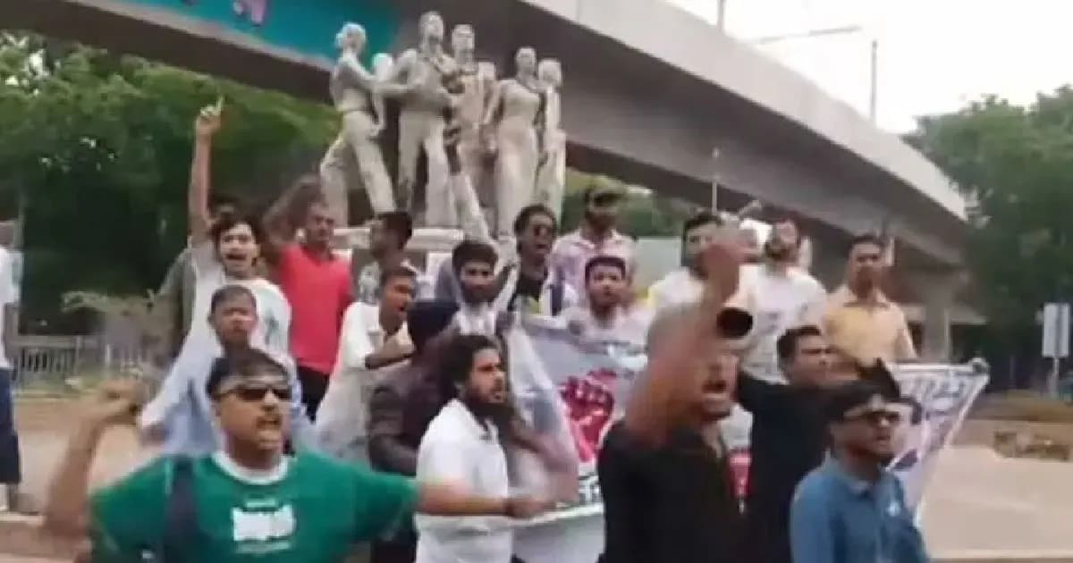 ঢাবিতে নিষিদ্ধ ছাত্রলীগের ঝটিকা মিছিল