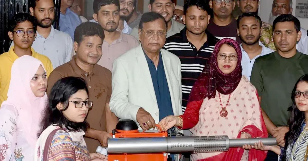 ঢাবির দুই ছাত্রী হলে ফগার মেশিন দিলেন ডিএসসিসি প্রশাসক