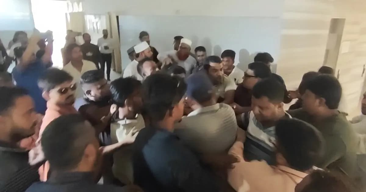 হাসপাতাল পরিদর্শনে গিয়ে বিএনপির-জামায়াতে হাতাহাতি