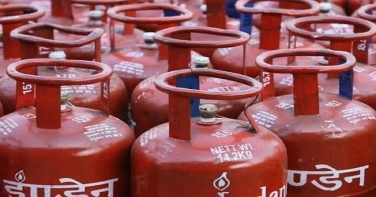ভারতে এক লাফে ৯৯৩ রুপি বাড়লো এলপিজি সিলিন্ডারের দাম