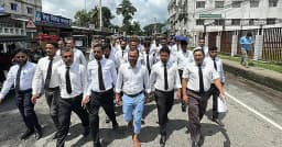 আইনজীবীর দিকে পেপারওয়েট নিক্ষেপ, বিচারককে প্রত্যাহার দাবিতে বিক্ষোভ