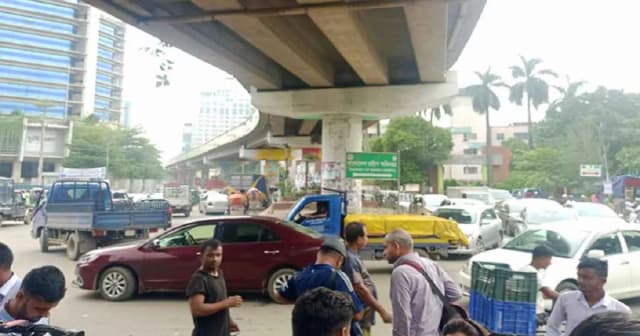 রাজধানীর সাতরাস্তা মোড়ে যান চলাচল স্বাভাবিক