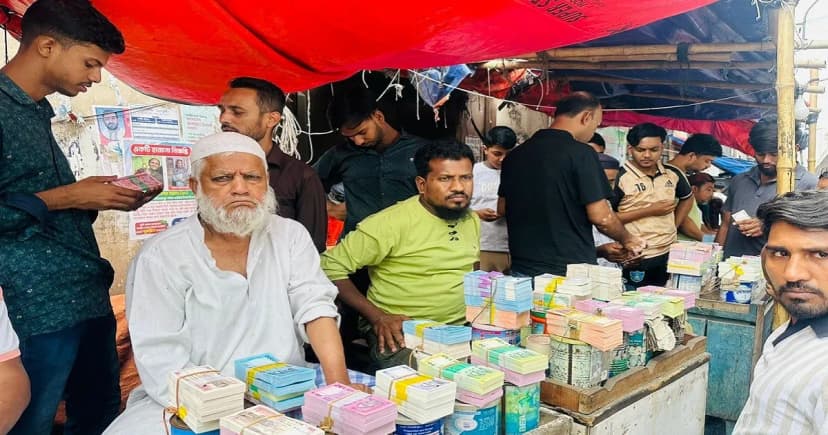 কড়কড়ে নোটের চড়া দাম, গুনতে হচ্ছে বাড়তি ৩০০–৬০০ টাকা