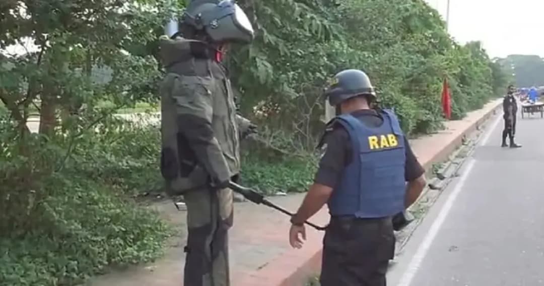 রাজধানীর পুরাতন বাণিজ্য মেলার মাঠে ককটেল-পেট্রোল বোমা