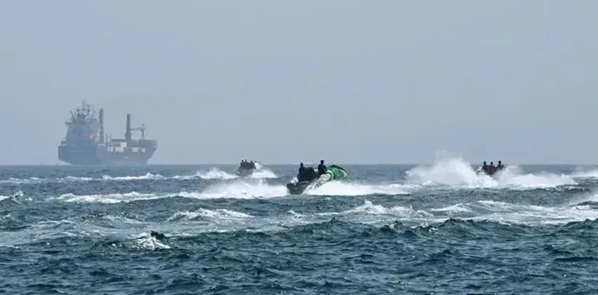 হরমুজে ৩ টি জাহাজ লক্ষ্য করে হামলা, দুটি জব্দের দাবি আইআরজিসির