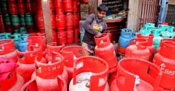এলপিজির তীব্র সংকট, বেশি দামেও মিলছে না সিলিন্ডার