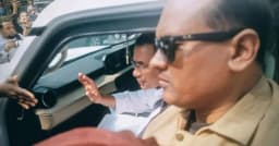 জুমার নামাজে যাওয়ার পথে জনতার সঙ্গে কুশল বিনিময় তারেক রহমানের