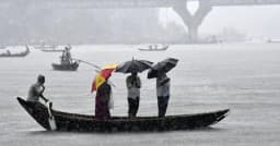রাতে তাপমাত্রা কমার আভাস, বৃষ্টির প্রবণতা বাড়তে পারে