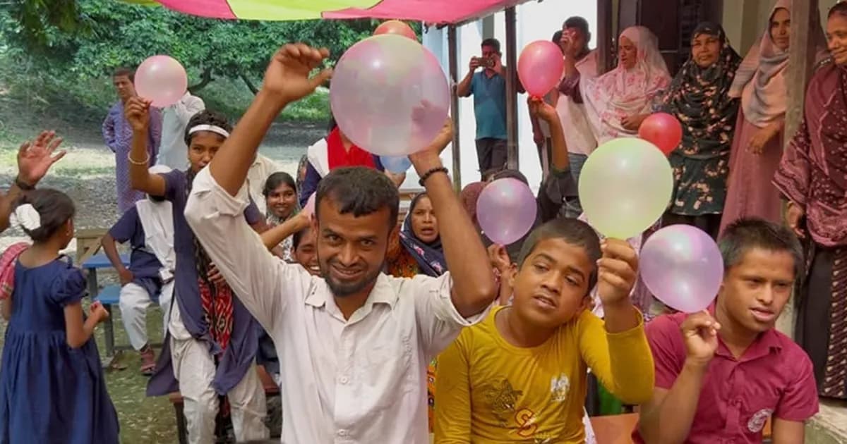 পাবনায় অটিস্টিক শিক্ষার্থীদের শিক্ষা ও ক্রীড়া সামগ্রী বিতরণ