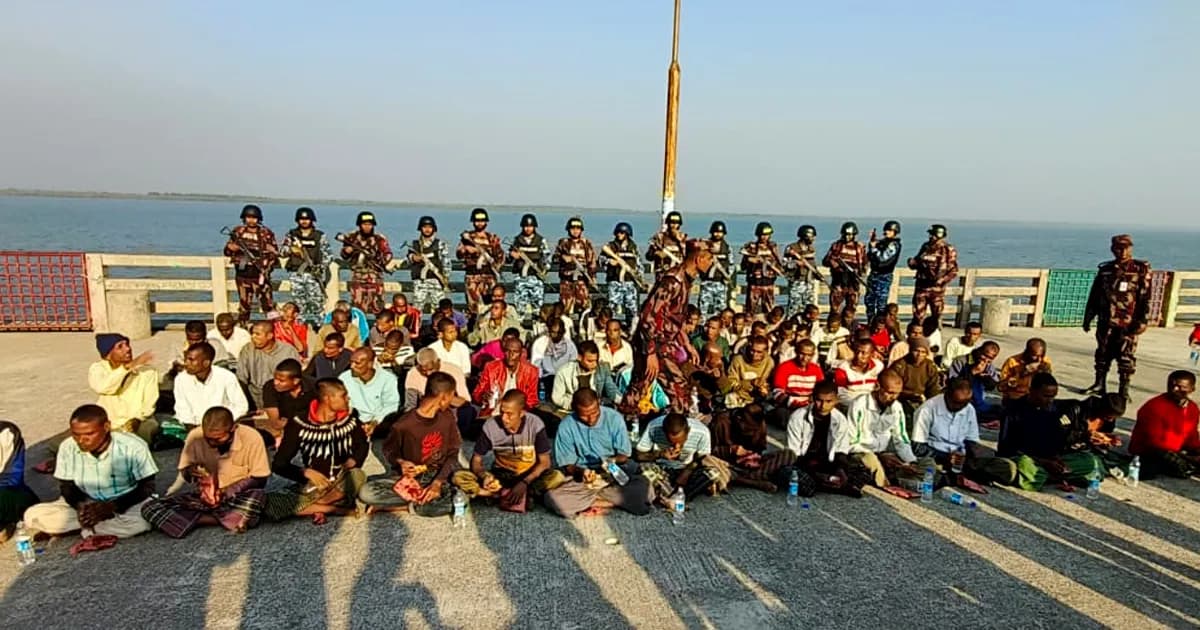 আরাকান আর্মির কাছে জিন্মি ৭৩ জেলে ফেরত আনলো বিজিবি