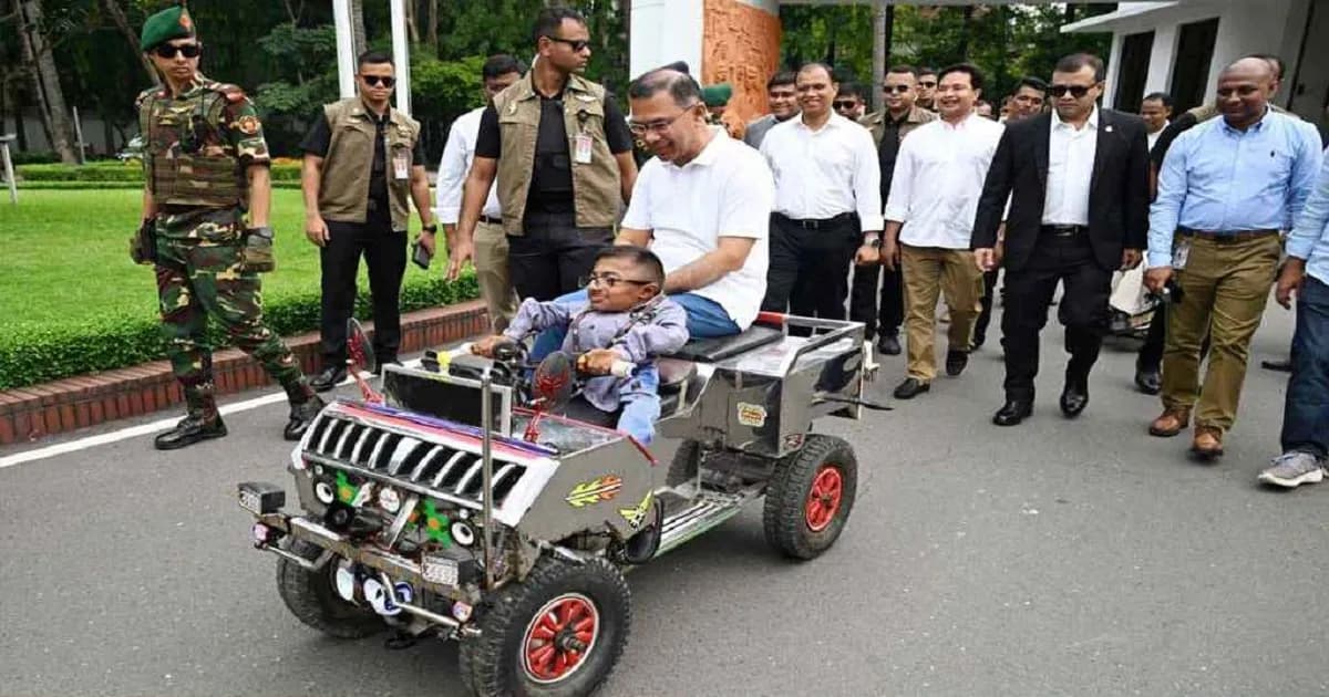 প্রতিবন্ধী কলেজছাত্রের উদ্ভাবিত স্মার্ট কারে চড়লেন প্রধানমন্ত্রী