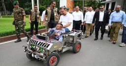 প্রতিবন্ধী কলেজছাত্রের উদ্ভাবিত স্মার্ট কারে চড়লেন প্রধানমন্ত্রী