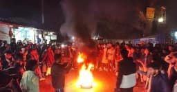 হাদি হত্যার প্রতিবাদে থানা ঘেরাও, টায়ার জ্বালিয়ে সড়ক অবরোধ