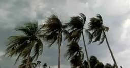 রাতের মধ্যে ১৫ অঞ্চলে ঝড়ের শঙ্কা, নদীবন্দরে সতর্কতা