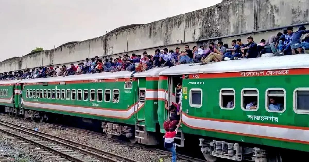 কমলাপুরে ঘরমুখো মানুষের উপচে পড়া ভিড়, সময়মতো ছাড়ছে ট্রেন