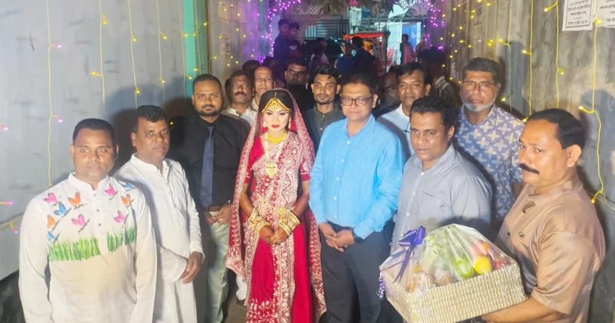 মা হারা কন্যার বিয়েতে গাজীপুরের ডিসি, আবেগাপ্লুত হরিজন সম্প্রদায়ের মানুষ