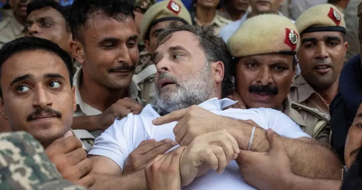 এক পুলিশ সদস্য কানে কানে বলেছিলেন, ‘মোদি সরকারের পতন ঘটাও’