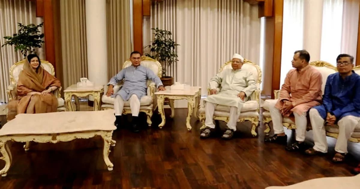 যমুনায় প্রধানমন্ত্রীর সঙ্গে ড. ইউনূসের ঈদ শুভেচ্ছা বিনিময়