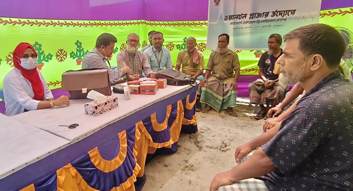 ফুলবাড়ীতে ওয়ালটন প্লাজার উদ্যোগে ফ্রি মেডিকেল ক্যাম্প