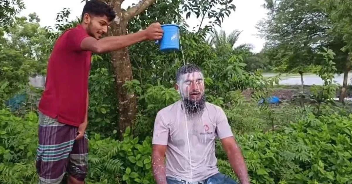 ‘বিবেকের তাড়নায়’ দুধ দিয়ে গোসল করে জামায়াত ছাড়লেন যুবক