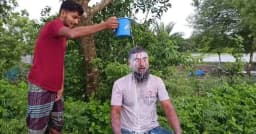 ‘বিবেকের তাড়নায়’ দুধ দিয়ে গোসল করে জামায়াত ছাড়লেন যুবক