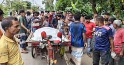 ওভারটেকের সময় কাভার্ডভ্যানে চাপা পড়ল অটোরিকশা, নিহত ২