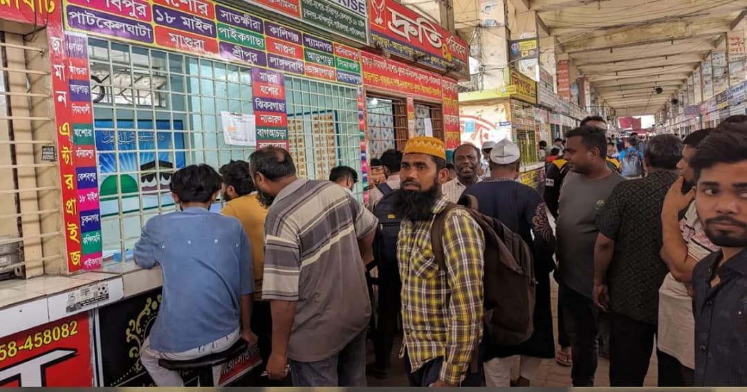 গাবতলীতে কৃত্রিম টিকিট সংকট, দ্বিগুণ ভাড়া গুনছেন যাত্রীরা