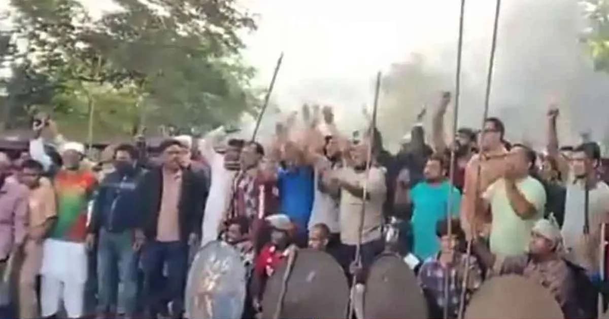 মহাসড়কে আওয়ামী লীগের অস্ত্র নিয়ে মহড়া, যান চলাচল বন্ধ