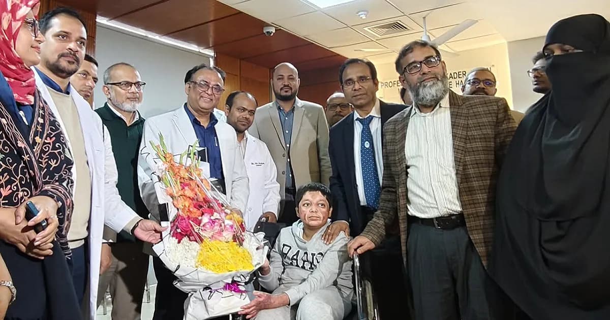 ৩৬টি অস্ত্রোপচার ও ৬ মাসের লড়াই শেষে বাড়ি ফিরল আবিদ