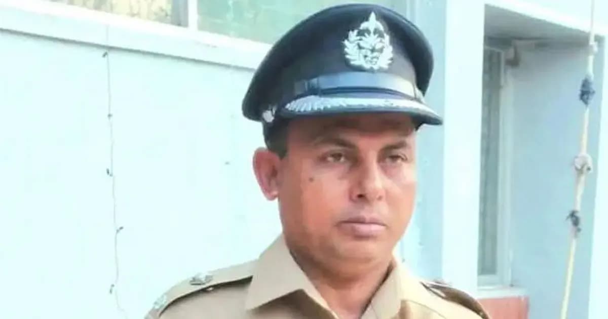 মিস্ত্রিকে বাঁচাতে গিয়ে বিদ্যুৎস্পৃষ্টে পুলিশ কর্মকর্তার মৃত্যু