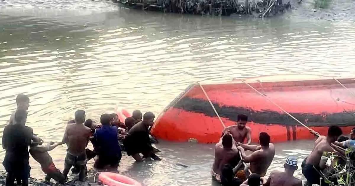 রামপালে ৫২ যাত্রী নিয়ে নদীতে উল্টে গেল নৌকা