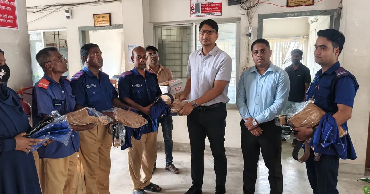 বালিয়াকান্দিতে গ্রাম পুলিশের মাঝে পোশাক সামগ্রী ও বাইসাইকেল বিতরণ