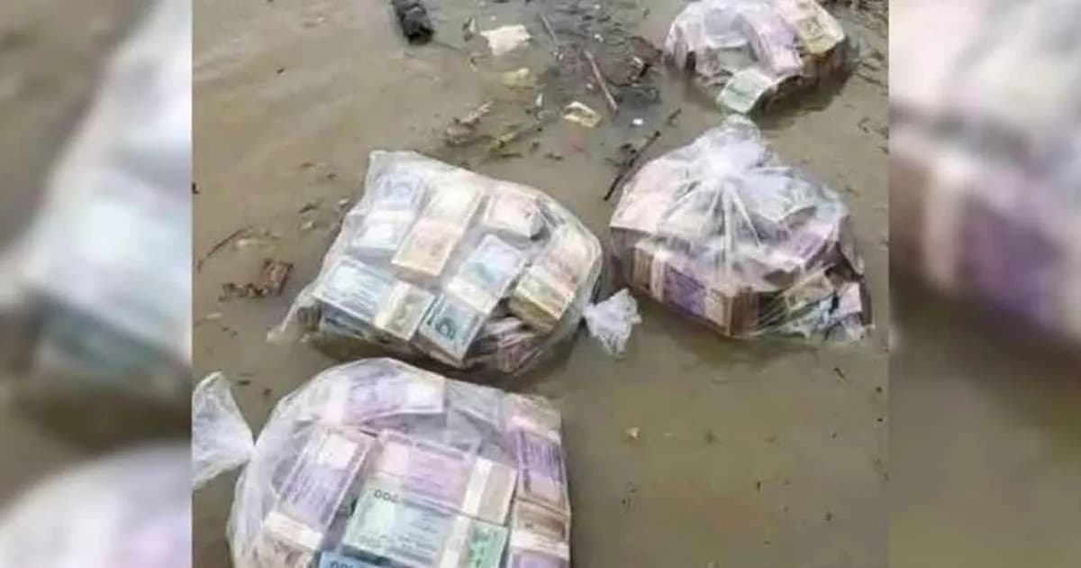 নদীতে ভাসছে টাকার বস্তা, যা জানা গেল