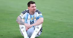 বাবার মৃত্যুর পর অবসরের ইঙ্গিত দিলেন লিওনেল মেসি
