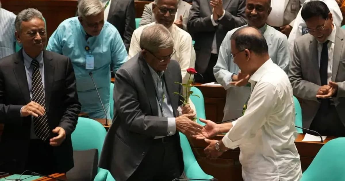 মির্জা ফখরুলকে ফুল দিয়ে অভিনন্দন জানালেন প্রধানমন্ত্রী