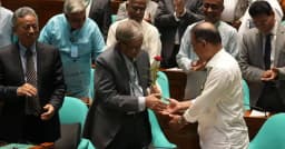 মির্জা ফখরুলকে ফুল দিয়ে অভিনন্দন জানালেন প্রধানমন্ত্রী