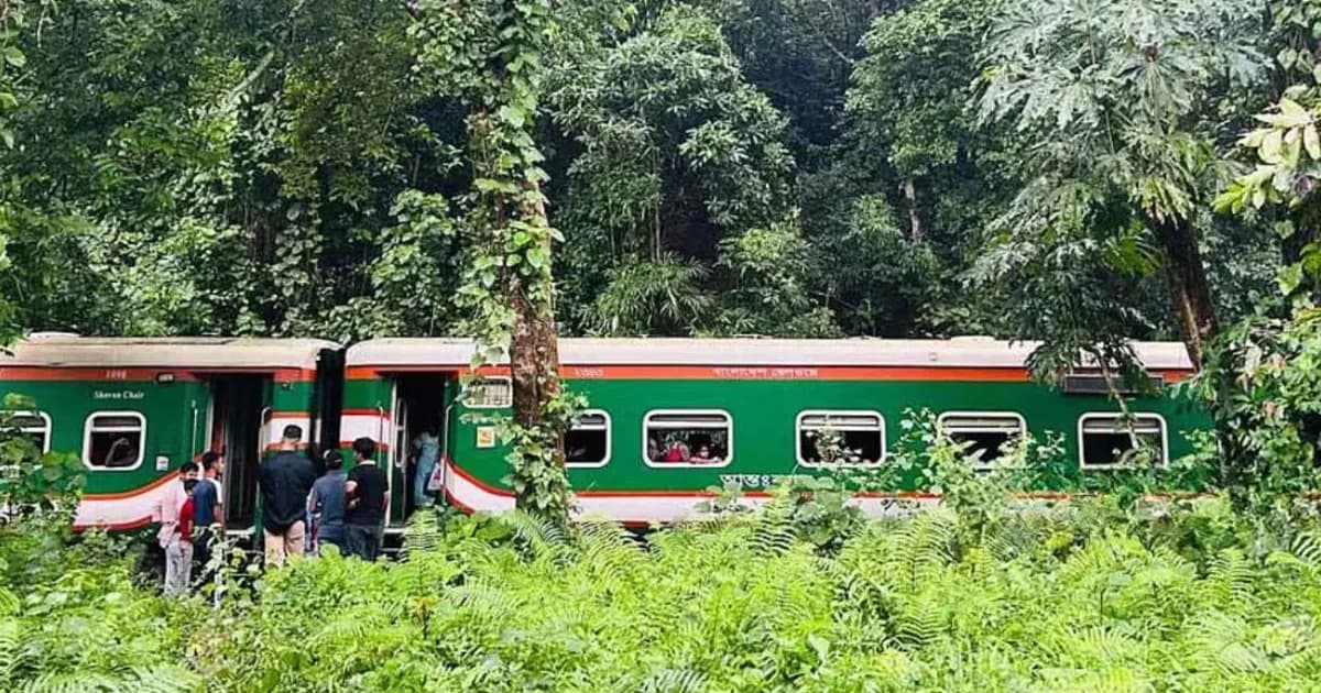 হুক ছিঁড়ে আটকে গেল পাহাড়িকা, সিলেটের সঙ্গে রেল যোগাযোগ বন্ধ
