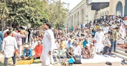 রমজানের প্রথম জুমায় বায়তুল মোকাররমে মুসল্লিদের ভিড়