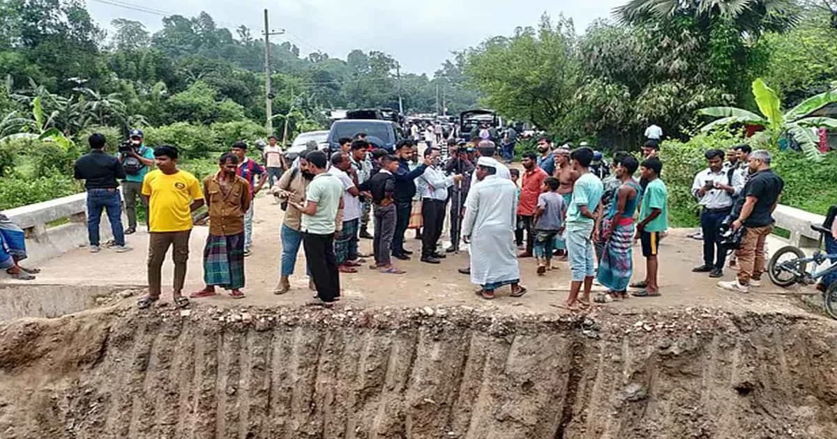 বুলডোজার দিয়ে র‌্যাব ক্যাম্পের দেয়াল গুঁড়িয়ে দিল সন্ত্রাসীরা