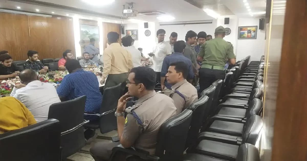 ঢামেকে চিকিৎসক-শিক্ষার্থী সংঘর্ষ : উত্তেজনা নিরসনে বৈঠকে সবপক্ষ