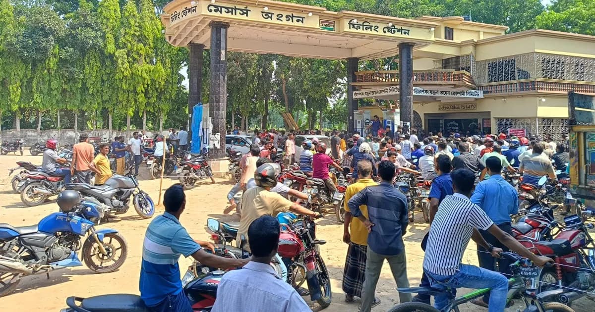 তেল সংকটে স্থবির জীবননগর, লাইনে দাঁড়িয়ে দিন পার