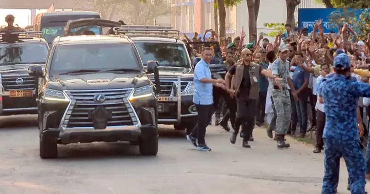 প্রটোকল ভেঙে গাড়ি থেকে নেমে জনগণের সঙ্গে মিশলেন প্রধানমন্ত্রী