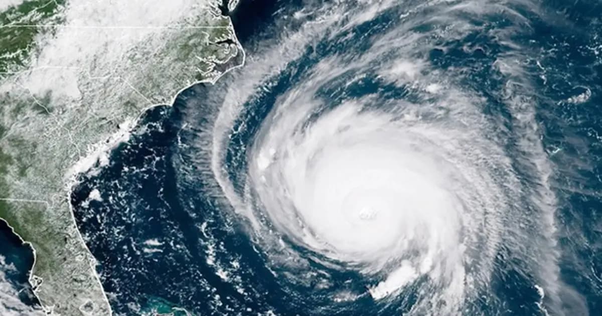 ভয়াল রূপে ধেয়ে আসছে ঘূর্ণিঝড় সেনিয়ার