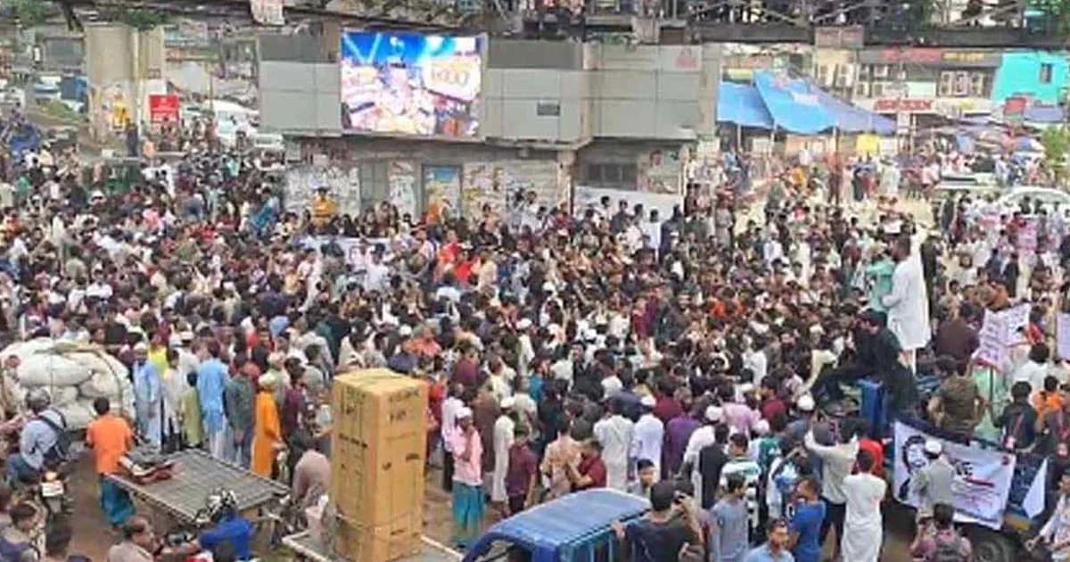 শিশু রামিসা হত্যার বিচারের দাবিতে মিরপুর ১০ নম্বরে সড়ক অবরোধ