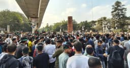 শাহবাগ থেকে ভারতীয় পণ্য বয়কটের ডাক বিক্ষোভকারীদের